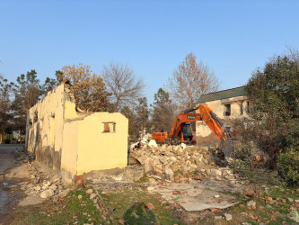 Şəhərin Pişəvəri küçəsində XX əsrin əvvəllərində tikilmiş, qəzalı vəziyyətdə olan binalar sökülməyə başlamışdır.