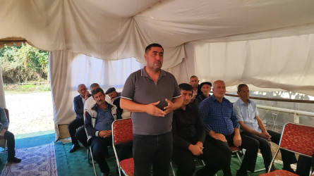 Yevlax Şəhər İcra Hakimiyyətinin Başçısı Dəlləklər kəndində səyyar qəbul keçirib