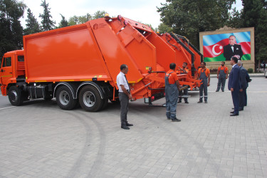 Məişət tullantıları daşıyan avtomobillər Yevlax şəhər Mənzil Kommunal Təsərrüfatı Birliyinə təhvil verilmişdir