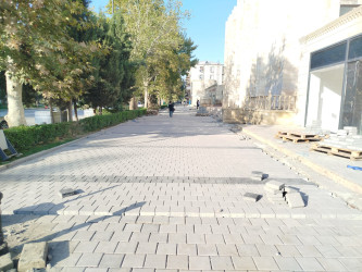 Yevlax şəhərinin Heydər Əliyev prospektində piyada səkiləri yenidən qurulur
