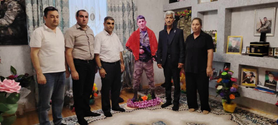 Yevlax Şəhər İcra Hakimiyyəti Başçısı Aparatının məsul əməkdaşları 27 Sentyabr-Anım Günü münasibətilə şəhid ailələrini ziyarət edib
