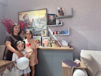 Yevlax Şəhər İcra Hakimiyyəti Başçısı Aparatının məsul şəxsləri Şəhid övladlarını birinci sinfə getməsi münasibətilə evlərində ziyarət ediblər