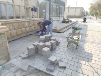 Yevlax şəhərinin Heydər Əliyev prospektində piyada səkiləri yenidən qurulur