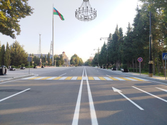 Şəhərin Heydər Əliyev prospektində sakinlərin, nəqliyyat vasitələrinin rahat və təhlükəsiz hərəkətinin tənzimlənməsi məqsədilə üfüqi nişanlanma xətlərinin yenidən rənglənməsi işləri həyata keçirilmişdir.