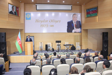 Yevlaxda Ulu Öndər Heydər Əliyevin anadan olmasının 102-ci ildönümünə həsr edilmiş tədbir keçirilmişdir
