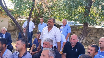 Yevlax Şəhər İcra Hakimiyyətinin Başçısı Rüstəmli kəndində səyyar vətəndaş qəbulu keçirib