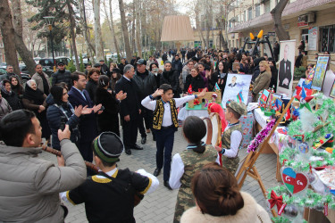 “Heydər Əliyev ili” çərçivəsində Yevlax Şəhərinin Heydər Əliyev prospektində yerləşən, Yeni il ərəfəsində əsaslı təmirdən sonra əhalinin istifadəsinə verilmiş parkda məktəblilər və  mədəniyyət işçiləri  əl işlərini və bacarıqlarını nümayiş etdirmişlər.