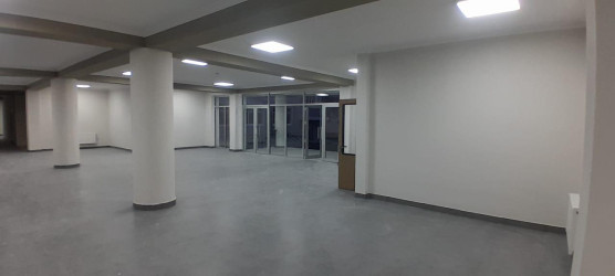 Yevlax Şəhər İcra Hakimiyyətinin Başçısı Anar Tağıyev S.Vurğun adına Şəhər 5 nömrəli tam orta ümumtəhsil məktəbdə həyata keçirilən tikinti işləri ilə yerində tanış olub.