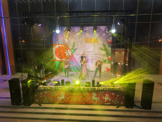 Yevlaxda 31 Dekabr Dünya Azərbaycanlılarının Həmrəyliyi Günü və Yeni İl münasibətilə möhtəşəm konsert proqramı təşkil olunub