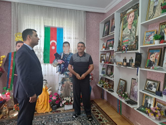 Şəhər İcra Hakimiyyətinin Başçısı Şəhid atasını yaşadığı evdə ziyarət edib