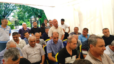 Yevlax Şəhər İcra Hakimiyyətinin Başçısı Yuxarı Salamabad kəndində səyyar qəbul keçirib