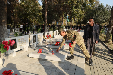 Yevlaxda Şanlı Zəfərin beşinci ildönümü ilə əlaqədar Şəhidlər Xiyabanı ziyarət olunmuşdur