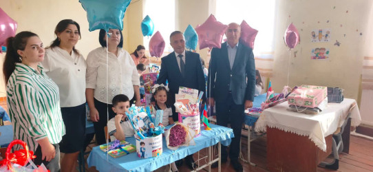 Yevlax Şəhər İcra Hakimiyyəti Başçısı aparatının məsul şəxsləri Şəhid övladlarını ilk dərsə aparıblar