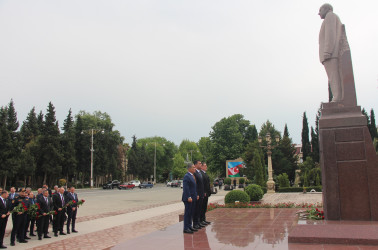 Yevlaxda Ulu Öndər Heydər Əliyevin anadan olmasının 102-ci ildönümünə həsr edilmiş tədbir keçirilmişdir