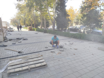 Yevlax şəhərinin Heydər Əliyev prospektində piyada səkiləri yenidən qurulur