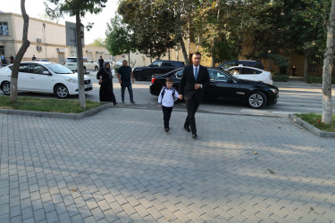 Yevlax Şəhər İcra Hakimiyyətinin Başçısı şəhid övladını ilk dərsə aparıb