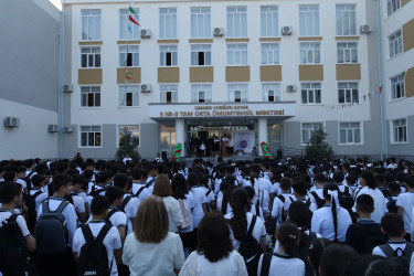 Yevlax Şəhər İcra Hakimiyyətinin Başçısı şəhid övladını ilk dərsə aparıb