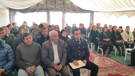 Yevlax Şəhər İcra Hakimiyyətinin Başçısı Yeni Çobankərə kənd sakinlərinin müraciətlərini dinləmişdir