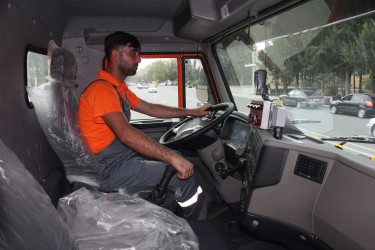 Məişət tullantıları daşıyan avtomobillər Yevlax şəhər Mənzil Kommunal Təsərrüfatı Birliyinə təhvil verilmişdir