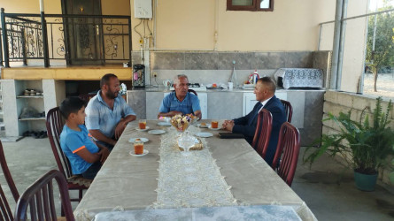 Yevlax Şəhər İcra Hakimiyyəti Başçısı Aparatının məsul əməkdaşları 27 Sentyabr-Anım Günü münasibətilə şəhid ailələrini ziyarət edib
