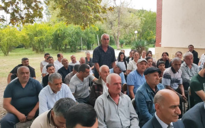 Yevlax Şəhər İcra Hakimiyyətinin Başçısı növbəti səyyar qəbulunu rayonun Yuxarı Bucaq kəndində keçirib