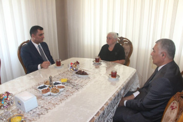 Yevlax Şəhər İcra Hakimiyyətinin Başçısı 27 Sentyabr-Anım Günü münasibətilə Şəhid ailələrini ziyarət edib