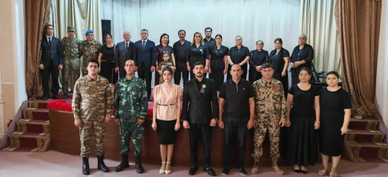 Yevlaxda 27 Sentyabr-Anım Gününə həsr olunmuş “Zəfərə gedən yolun qəhrəmanları” adlı ədəbi-bədii kompozisiya nümayiş etdirilib