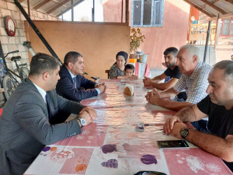 Yevlax Şəhər İcra Hakimiyyəti Başçısı Aparatının məsul əməkdaşları 27 Sentyabr-Anım Günü münasibətilə şəhid ailələrini ziyarət edib
