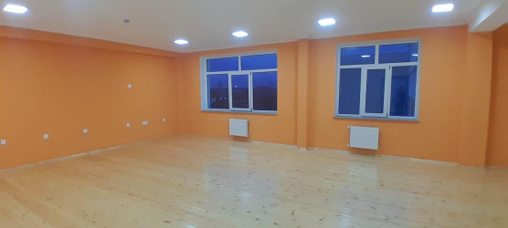 Yevlax Şəhər İcra Hakimiyyətinin Başçısı Anar Tağıyev S.Vurğun adına Şəhər 5 nömrəli tam orta ümumtəhsil məktəbdə həyata keçirilən tikinti işləri ilə yerində tanış olub.