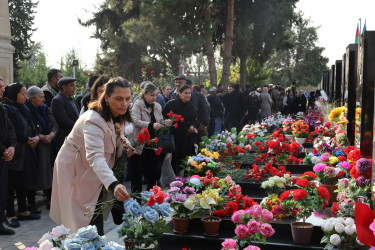 Yevlaxda Şanlı Zəfərin beşinci ildönümü ilə əlaqədar Şəhidlər Xiyabanı ziyarət olunmuşdur