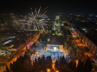 Yevlaxda 31 Dekabr Dünya Azərbaycanlılarının Həmrəyliyi Günü və Yeni İl münasibətilə möhtəşəm konsert proqramı təşkil olunub