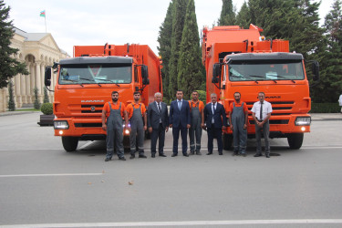 Məişət tullantıları daşıyan avtomobillər Yevlax şəhər Mənzil Kommunal Təsərrüfatı Birliyinə təhvil verilmişdir