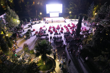 Yevlaxda açıq havada film nümayiş etdirilib