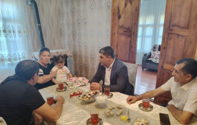 Şəhid ailələrinin üzvləri yaşadıqları ünvanlarda ziyarət edilmişdir