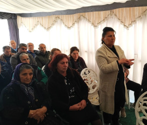 Yevlax Şəhər İcra Hakimiyyətinin Başçısı Yeni Çobankərə kənd sakinlərinin müraciətlərini dinləmişdir