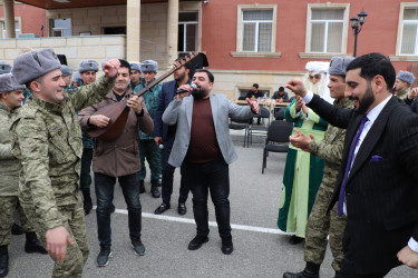 Yevlax Şəhər İcra Hakimiyyətinin Başçısı Novruz bayramı münasibətilə Dövlət Sərhəd Xidmətinin Yevlax rayonu ərazisində yerləşən “N” saylı hərbi hissəsində xidmət edən hərbçilərlə görüşüb