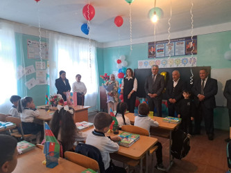 Yevlax Şəhər İcra Hakimiyyətinin məsul şəxsləri Şəhid övladlarını ilk dərsə aparmışlar