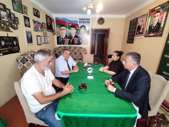 Yevlax Şəhər İcra Hakimiyyəti Başçısı Aparatının məsul əməkdaşları 27 Sentyabr-Anım Günü münasibətilə şəhid ailələrini ziyarət edib