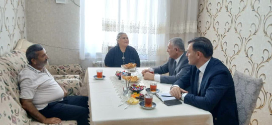 Yevlax Şəhər İcra Hakimiyyəti Başçısı Aparatının məsul əməkdaşları 27 Sentyabr-Anım Günü münasibətilə şəhid ailələrini ziyarət edib