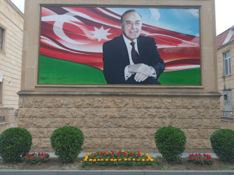 Yevlaxda Ulu Öndər Heydər Əliyevin anadan olmasının 102-ci ildönümü ərəfəsində müxtəlif növ çiçəklər əkilmişdir