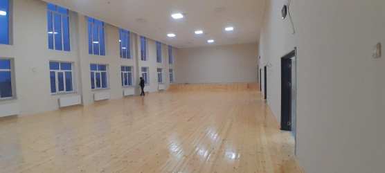 Yevlax Şəhər İcra Hakimiyyətinin Başçısı Anar Tağıyev S.Vurğun adına Şəhər 5 nömrəli tam orta ümumtəhsil məktəbdə həyata keçirilən tikinti işləri ilə yerində tanış olub.