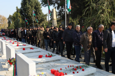 Yevlaxda Şanlı Zəfərin beşinci ildönümü ilə əlaqədar Şəhidlər Xiyabanı ziyarət olunmuşdur