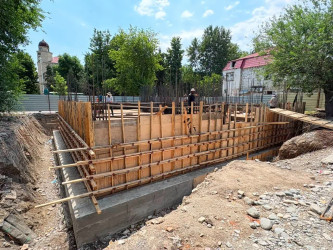 Yevlax şəhərində qəzalı vəziyyətdə olan binalarda yaşayan sakinlərin mənzil-məişət şəraitinin yaxşılaşdırılması ilə bağlı bir sıra tədbirlər həyata keçirilir.