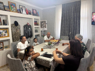 Yevlax Şəhər İcra Hakimiyyəti Başçısı Aparatının məsul əməkdaşları 27 Sentyabr-Anım Günü münasibətilə şəhid ailələrini ziyarət edib