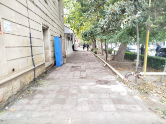 Şəhərin Nizami prospektində piyada səkiləri yenidən qurulur