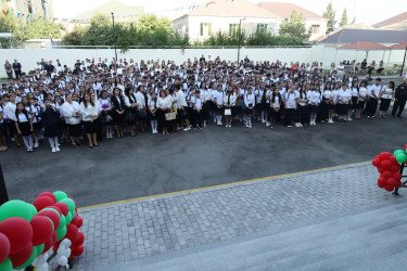 Yevlax Şəhər İcra Hakimiyyətinin Başçısı şəhid övladını ilk dərsə aparıb