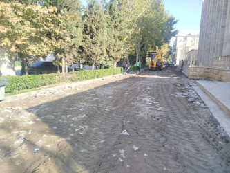 Yevlax şəhərinin Heydər Əliyev prospektində piyada səkiləri yenidən qurulur