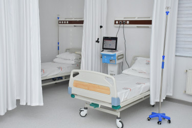 Ağciyər Xəstəlikləri Mərkəzinin tabeliyində fəaliyyət göstərən Yevlax Regional Xəstəxanasının binası əsaslı yenidənqurma işlərindən sonra vətəndaşların istifadəsinə verilib