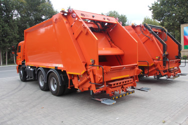 Məişət tullantıları daşıyan avtomobillər Yevlax şəhər Mənzil Kommunal Təsərrüfatı Birliyinə təhvil verilmişdir