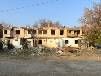 Şəhərin Pişəvəri küçəsində XX əsrin əvvəllərində tikilmiş, qəzalı vəziyyətdə olan binalar sökülməyə başlamışdır.